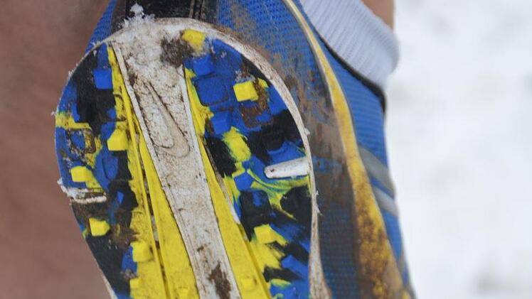 Die Profis unter den Hobbyläufern hatten Spikes an ihren Sohlen. Dennoch war auf allen Strecken Vorsicht geboten.