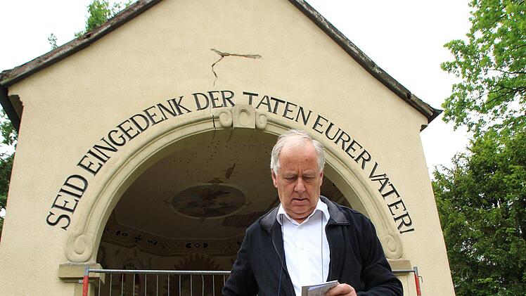Klaus Strienz wünscht sich für den  Heldenfriedhof in Höchstadt an der Aisch eine andere Form der Erinnerung an die Opfer der Kriege. Foto: Christian Bauriedel