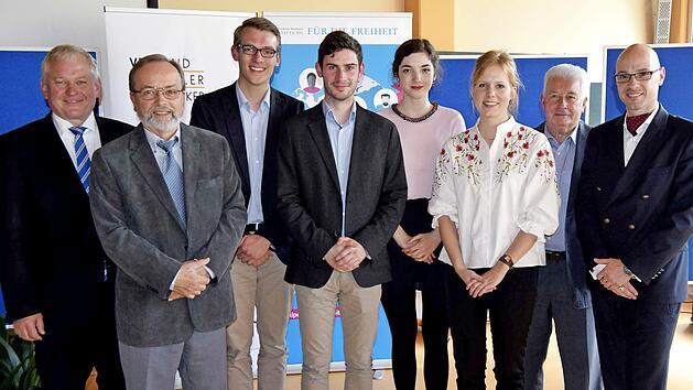 Die Preistr&auml;ger und Gratulanten in Schloss Schney (von links): Thomas Hacker, Professor G&uuml;nter Heydemann, Hans-Christoph Schl&uuml;ter, Benedikt Kau, Tabea Wich, Cl&eacute;mence Haacke, Winfried Weinbeer, Pr&auml;ses Alexander Bagus Foto: Andreas Welz