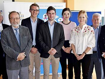 Die Preisträger und Gratulanten in Schloss Schney (von links): Thomas Hacker, Professor Günter Heydemann, Hans-Christoph Schlüter, Benedikt Kau, Tabea Wich, Clémence Haacke, Winfried Weinbeer, Präses Alexander Bagus Foto: Andreas Welz