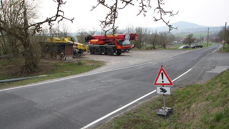 Mehrere hundert Meter vor Einraffshof, von Schondra kommend, ist der Straßenbelag schadhaft. Foto: Ulrike Müller