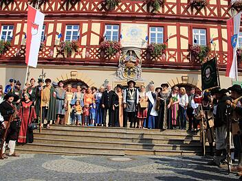 Begrüßung vor dem Rathaus: Mitglieder des Stadtrates und Gäste aus umliegenden Gemeinden eröffneten den Altstadtfest-Sonntag. Fotos: Tobias Kindermann