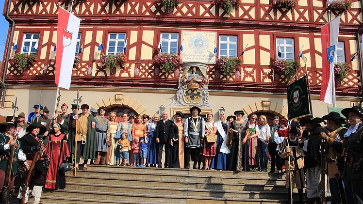 Begrüßung vor dem Rathaus: Mitglieder des Stadtrates und Gäste aus umliegenden Gemeinden eröffneten den Altstadtfest-Sonntag. Fotos: Tobias Kindermann