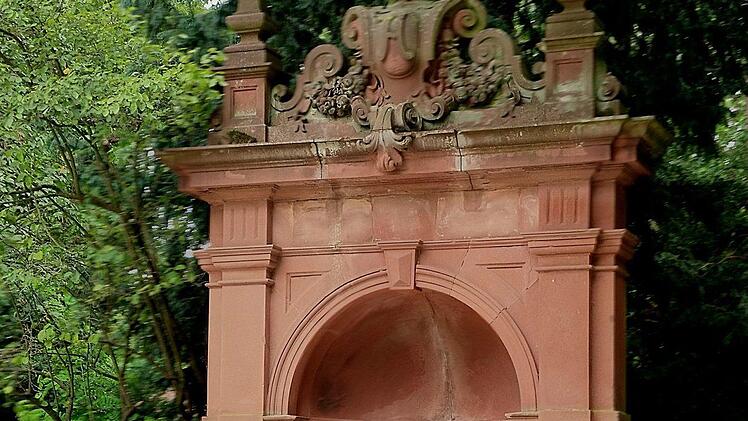 Der Herzog-Alfred-Brunnen im Coburger Hofgarten muss saniert werden. Derzeit laufen vorbereitende Untersuchungen.Foto: Jochen Berger