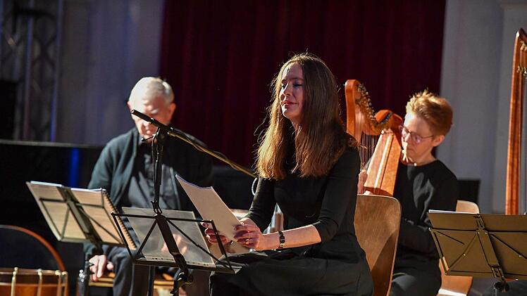 Tanja Kinkel (Zweite von links) mit der Capella Antiqua Bambergensis in der Aula des Franz-Ludwig-Gymnasiums Foto: Ronald Rinklef