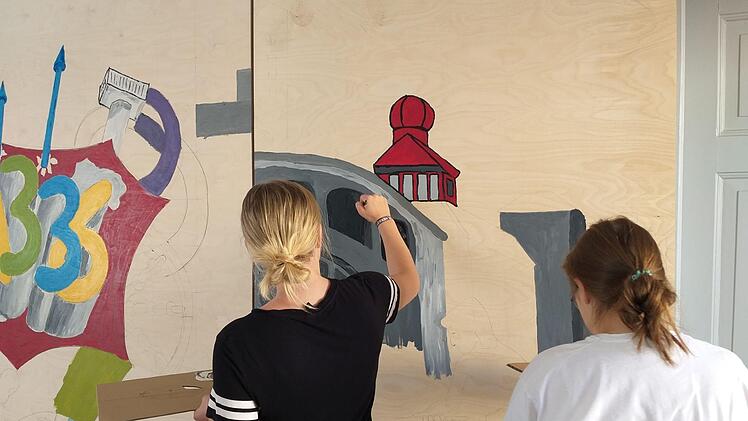 In Mainleus bereiten die Jugendlichen die Graffitis für die "Konsum"-Verschönerung vor.privat