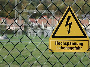 Am Dienstagabend gab es in weiten Teilen Bad Brückenaus einen Stromausfall. Woran es lag, versuchen die Stadtwerke noch herauszufinden. Im Bild das Umspannwerk in Römershag.  Foto: Steffen Standke