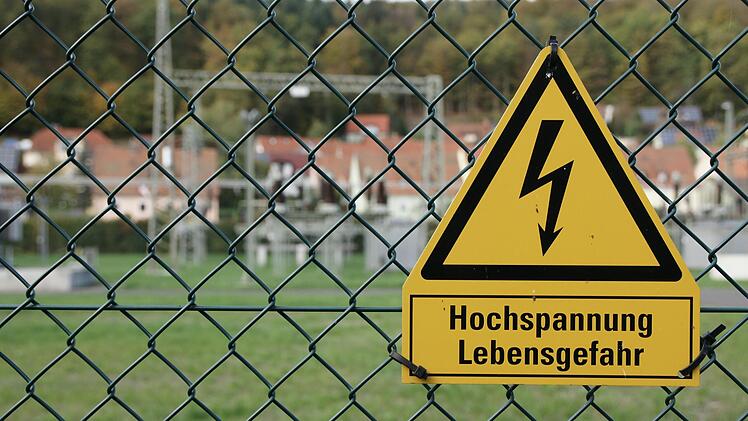 Am Dienstagabend gab es in weiten Teilen Bad Brückenaus einen Stromausfall. Woran es lag, versuchen die Stadtwerke noch herauszufinden. Im Bild das Umspannwerk in Römershag.  Foto: Steffen Standke
