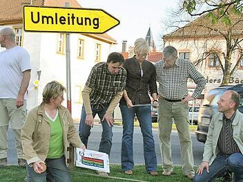Als hätten sie es gewusst: Als die Verantwortlichen um Maria Jattke und Barbara Leißing (bereits verstorben) vor sechs Jahren den Marktplatz für das 2. Marktfest ausmaßen, wies ein Umleitungsschild symbolisch den künftigen Weg für Schwarzachs Gewerbetreibende.Archivfoto: Peter Pfannes