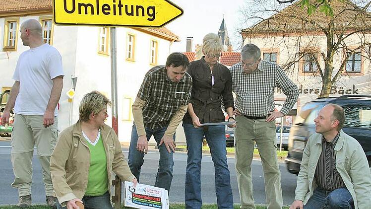 Als hätten sie es gewusst: Als die Verantwortlichen um Maria Jattke und Barbara Leißing (bereits verstorben) vor sechs Jahren den Marktplatz für das 2. Marktfest ausmaßen, wies ein Umleitungsschild symbolisch den künftigen Weg für Schwarzachs Gewerbetreibende.Archivfoto: Peter Pfannes