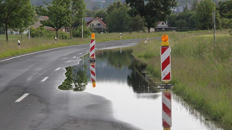 Über die Kreisstraße zwischen Zeil und Sand war der Ortsteil Wörth auch am Dienstag zu erreichen, eine Fahrspur musste allerdings gesperrt werden. Das war knapp. Fotos: Klaus Schmitt (2)