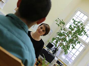 Julia Neubauer-Renk im Beratungsgespräch mit einem Gefangenen.Fotos: Barbara Herbst