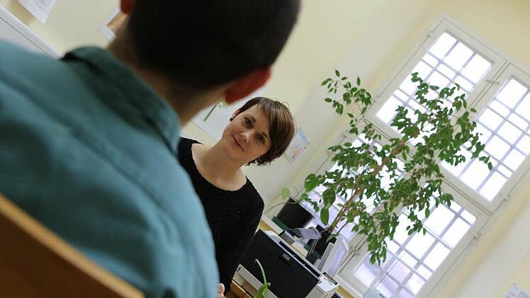 Julia Neubauer-Renk im Beratungsgespräch mit einem Gefangenen.Fotos: Barbara Herbst