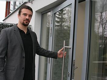 Öffnet er für Kupferberg die Tür zu einem Zentrum geologischer Forschung? Der 29-jährige Stefan Höhn arbeitet seit etwa einem Jahr an seiner Doktorarbeit über die Besonderheiten von Gesteinsformationen in Bayerns größter Kupferlagerstätte. Am Freitag stellte er erste Erkenntnisse vor. Foto: Matthias Beetz