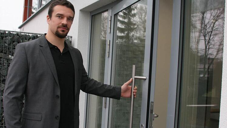 Öffnet er für Kupferberg die Tür zu einem Zentrum geologischer Forschung? Der 29-jährige Stefan Höhn arbeitet seit etwa einem Jahr an seiner Doktorarbeit über die Besonderheiten von Gesteinsformationen in Bayerns größter Kupferlagerstätte. Am Freitag stellte er erste Erkenntnisse vor. Foto: Matthias Beetz