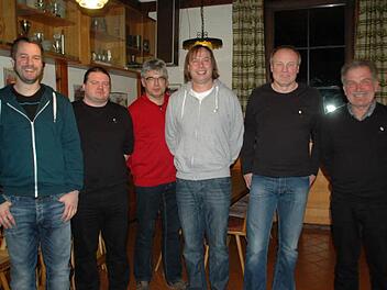 Ehrungen für langjährige Mitgliedschaft: (von links) Vorsitzender Fabian Wiener zeichnet Volker Mauer, Fred Lutz, Gero Behr, Bernhard Wiener und Gerhard Draxler aus.  Foto: Daniel Wiener