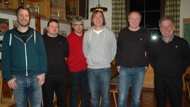 Ehrungen für langjährige Mitgliedschaft: (von links) Vorsitzender Fabian Wiener zeichnet Volker Mauer, Fred Lutz, Gero Behr, Bernhard Wiener und Gerhard Draxler aus.  Foto: Daniel Wiener