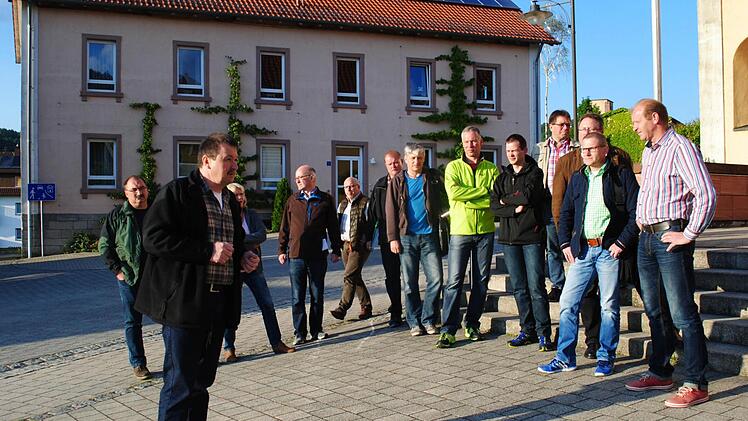 Bürgermeister Roland Römmelt zeigt seinen Räten das Areal vor der Kirche, das von der Gemeinde übernommen werden soll. Foto: Evelyn Schneider