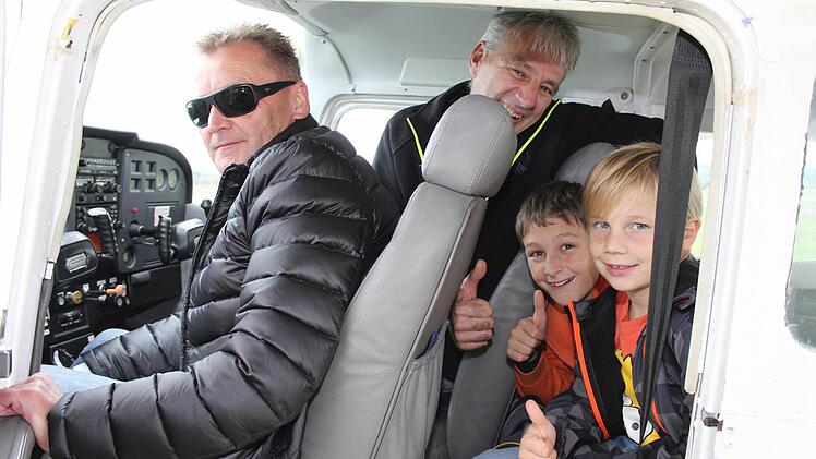 Georg Jäger, sein Sohn Philipp und dessen Freund Fritz hatten auf dem Rundflug über den Steigerwald ihren Spaß - und waren in besten Händen. Das MFC-Mitglied und Pilot Uwe Vogt (links) fliegt normalerweise große Maschinen bei einer irischen Fluggesellschaft.  Fotos: Ralf Naumann