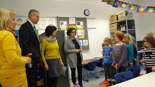 Durch das Programm "Klasse&nbsp;2000" begleiten die Kinder (von links) die Gesundheitsexpertin Manuela Mikula, AOK-Direktor Frank D&uuml;nisch, die Klassenlehrerin Elisabeth Becker und die Grundschulrektorin Ingrid Mandery. Foto: Johanna Eckert