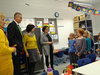 Durch das Programm "Klasse 2000" begleiten die Kinder (von links) die Gesundheitsexpertin Manuela Mikula, AOK-Direktor Frank Dünisch, die Klassenlehrerin Elisabeth Becker und die Grundschulrektorin Ingrid Mandery. Foto: Johanna Eckert