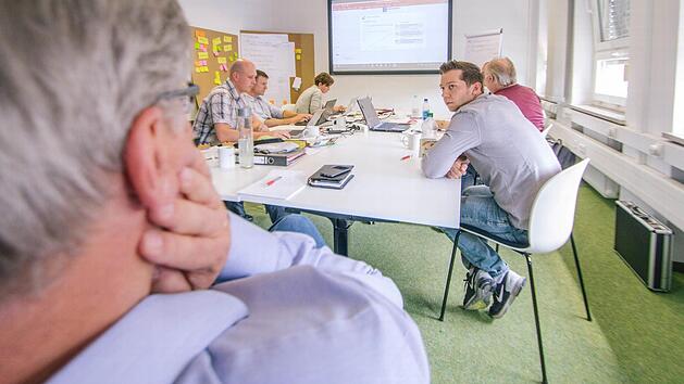 Thomas Kneitz (vorne) stand als "Coach" des Gr&uuml;nderzentrums CIK vor der Aufgabe, seiner Projektgruppe den Weg zu einem Ergebnis aufzuzeigen, ohne dabei die Richtung vorzugeben.  Foto: Marian Hamacher