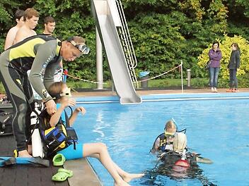 Beim Kinosommer findet vom kommenden Freitag bis Sonntag jeden Tag ab 18 Uhr das Schnuppertauchen im Eltmanner Freibad statt. Teilnehmen können Kinder ab zehn Jahren. Wegen der intensiven Betreuung ist Anmeldung im Ritz am Marktplatz (Ruf 09522/89970) nötig.