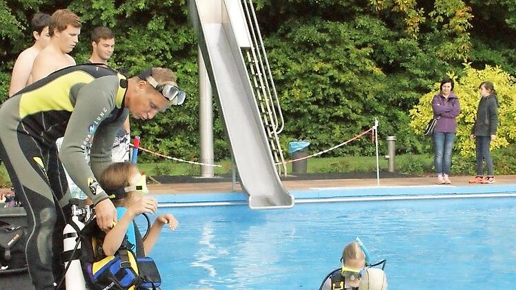 Beim Kinosommer findet vom kommenden Freitag bis Sonntag jeden Tag ab 18 Uhr das Schnuppertauchen im Eltmanner Freibad statt. Teilnehmen können Kinder ab zehn Jahren. Wegen der intensiven Betreuung ist Anmeldung im Ritz am Marktplatz (Ruf 09522/89970) nötig.