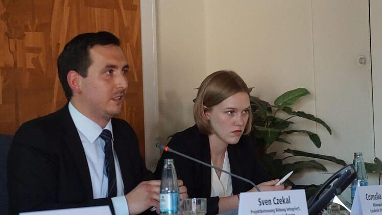Mit der Teilnahme an den Projekten "Bildungsregion in Bayern" und "Bildung integriert" will der Landkreis Bildungsqualität und Bildungschancen erhöhen. Bildungskoordinator Sven Czekal berichtete über den aktuellen Stand dieser Projekte. Rechts Cornelia Schmidt, Bildungsmanagerin für den Landkreis Erlangen-Höchstadt.   Foto: Pascale Ferry