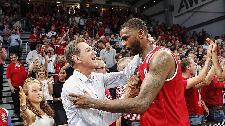 Aufsichtsratsvorsitzender Michael Stoschek freut sich mit  Dorell Wright über den Sieg.