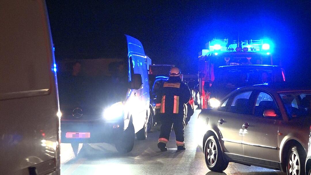 Feuerwehrleute werden zu FuÃügängern auf der Autobahn - und bleiben dennoch stecken