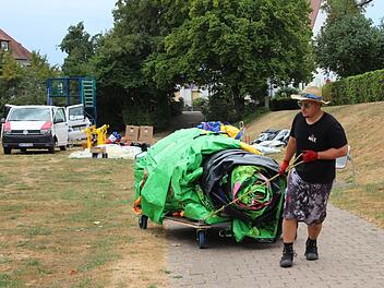 Der Aufbau ist körperliche Schwerstarbeit. Foto: Julia Heimberger