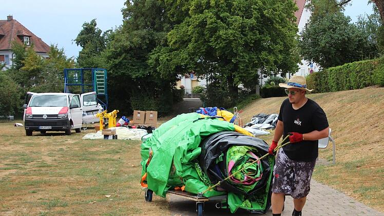 Der Aufbau ist körperliche Schwerstarbeit. Foto: Julia Heimberger