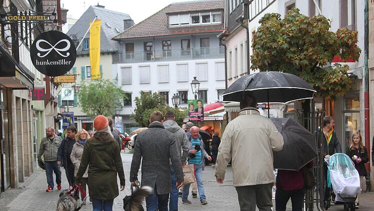 Beim verkaufsoffenen Sonntag   war trotz des schlechten Wetters in der Fußgängerzone einiges los.