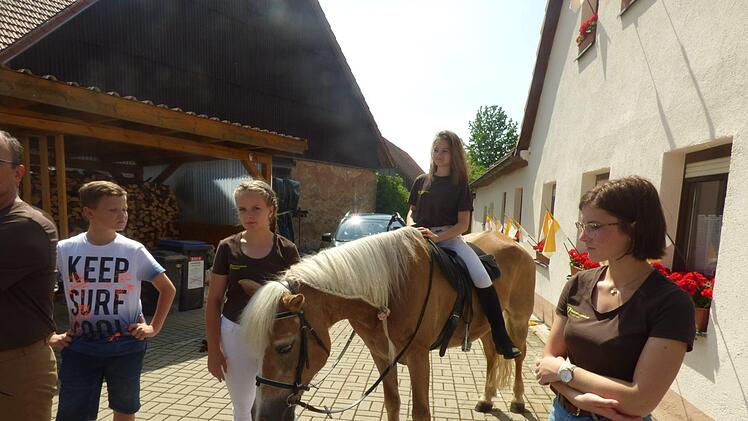 Theresa Schlikau auf ihrer Haflingerstute, rechts Theresas Mutter  Olivia    Foto: Thomas Weichert