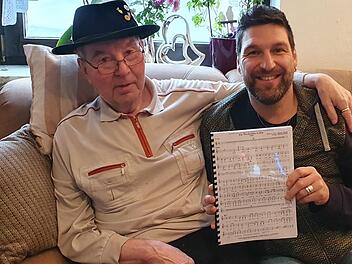 Eine eigene Polka und der alte Trachtenhut, der noch immer auf Reisen  geht: Zum 80. Geburtstag schrieb Markus Arnold seinem Schwiegervater  Helmut Friedel eine eigene Polka  mit dem Titel "Ein Musikanten Leben".  Der alte Hut, den Friedel vor Jahren an seinen Schwiegersohn weitergab,  wurde zur Feier des Tages wieder getragen. Foto: Gaby Arnold