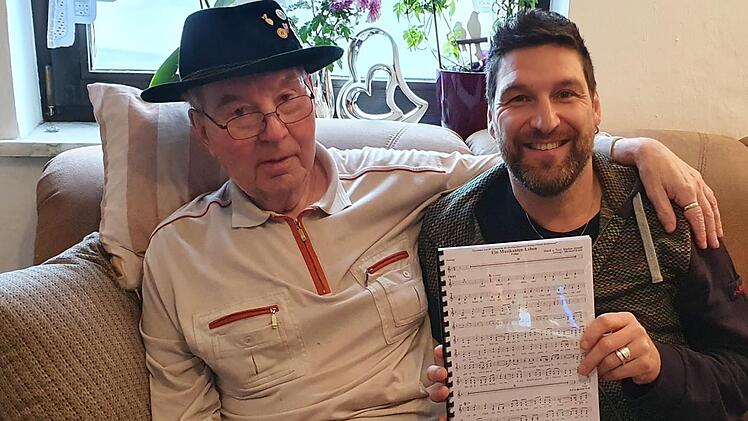 Eine eigene Polka und der alte Trachtenhut, der noch immer auf Reisen  geht: Zum 80. Geburtstag schrieb Markus Arnold seinem Schwiegervater  Helmut Friedel eine eigene Polka  mit dem Titel "Ein Musikanten Leben".  Der alte Hut, den Friedel vor Jahren an seinen Schwiegersohn weitergab,  wurde zur Feier des Tages wieder getragen. Foto: Gaby Arnold