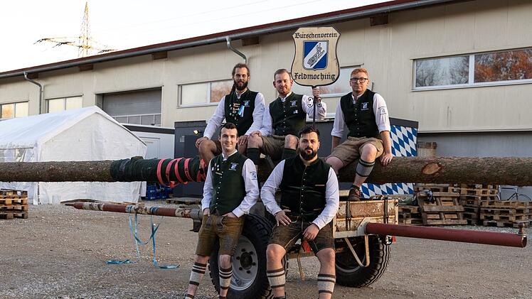 Content Creator Saint Skye (vorne rechts) darf bei der Maibaumaktion mitmachen.