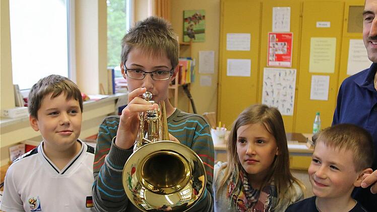 Jeder Schüler durfte die Trompete von Werner Häusler testen.