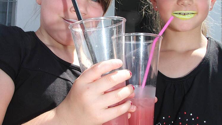 Aileen Geier und Marie Clostermann genossen Kinder-Cocktails.