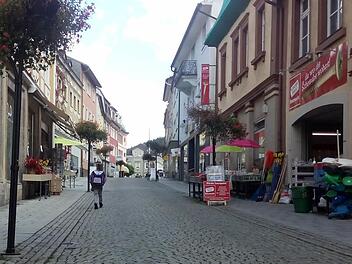 Die Fußgängerzone liegt verwaist da. Foto: Ulrike Müller