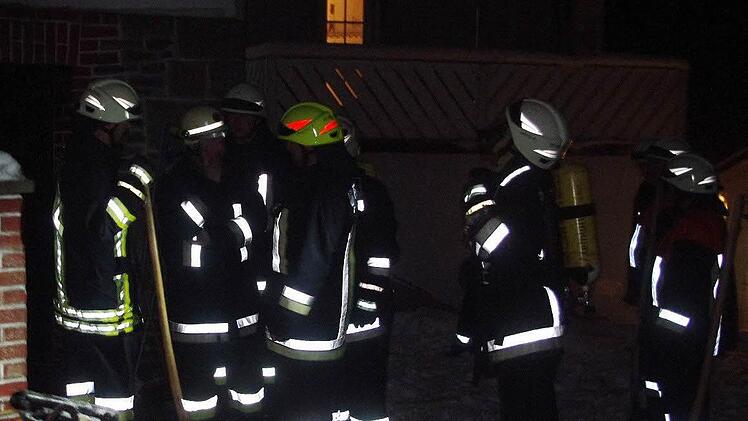 Die Feuerwehr löschte einen Kellerbrand in Wilhelmsthal. Foto: Heike Schülein