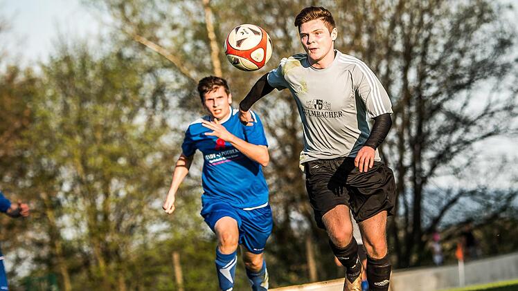 Der Kupferberger Lucas Holhut (rechts) zieht am Waischenfelder Christian Hupmann vorbei. Der FCK bot dem Spitzenreiter eine Partie auf Augenh&ouml;he, war teilweise sogar das bessere Team, kassierte aber in der Nachspielzeit noch einen ungl&uuml;cklichen Gegentreffer zum 0:1-Endstand.  Foto: Alexander Muck