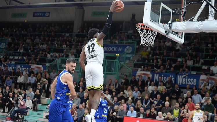 Hassan Martin mit Dunking gegen Laimonas Kisielius. Foto: Peter Mularczyk