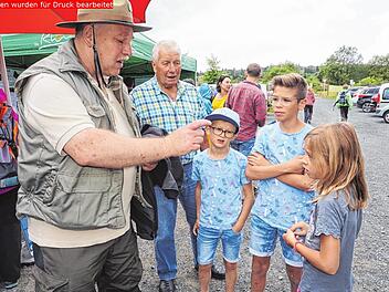 Besucher zu informieren ist eine der Aufgaben f&uuml;r die Ranger in der Rh&ouml;n. Zwei zus&auml;tzliche Kollegen sollen Uwe Steigemann (im Bild) und Maik Prozeller ab dem n&auml;chsten Jahr dabei unterst&uuml;tzen. Dass vier Ranger ausreichen, die zunehmende Zahl an St&ouml;rungen einzud&auml;mmen, wurde bei der Naturpark-Mitgliederversammlung allerdings bezweifelt.  Foto: Marion Eckert