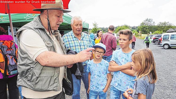 Besucher zu informieren ist eine der Aufgaben f&uuml;r die Ranger in der Rh&ouml;n. Zwei zus&auml;tzliche Kollegen sollen Uwe Steigemann (im Bild) und Maik Prozeller ab dem n&auml;chsten Jahr dabei unterst&uuml;tzen. Dass vier Ranger ausreichen, die zunehmende Zahl an St&ouml;rungen einzud&auml;mmen, wurde bei der Naturpark-Mitgliederversammlung allerdings bezweifelt.  Foto: Marion Eckert