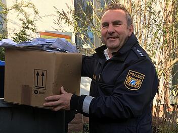 Polizeihauptkommissar Lothar Manger bei einer seiner letzten Tätigkeiten in der Polizeiinspektion: Schreibtisch aufräumen.  Foto: Thomas Ahnert
