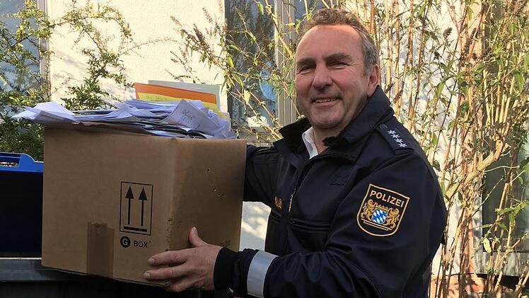 Polizeihauptkommissar Lothar Manger bei einer seiner letzten Tätigkeiten in der Polizeiinspektion: Schreibtisch aufräumen.  Foto: Thomas Ahnert