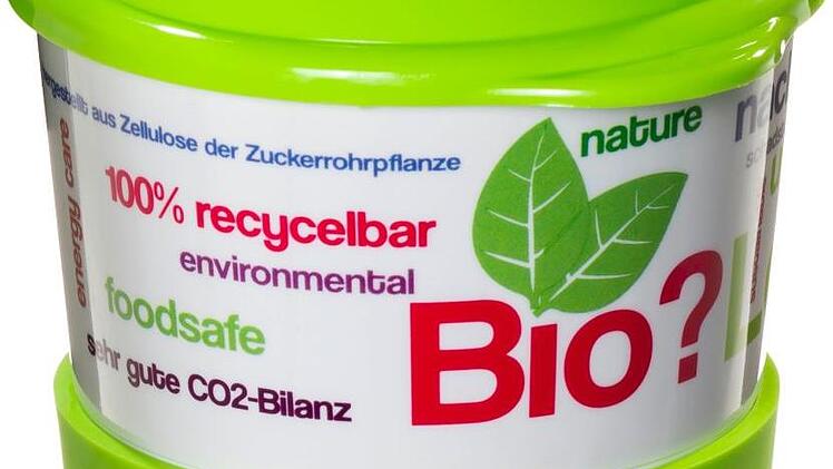 Mit der "Green Line" stellt das Unternehmen Dom Polymer aus Schlüsselfeld seit 2016 Kunststoff-Produkte aus dem nachwachsenden Rohstoff Zuckerrohr her. Auch die erdölbasierten Produkte sind zu 100 Prozent recycelbar und auf Langlebigkeit ausgerichtet. Die Firma forscht zudem derzeit daran, wie Material, das bei der Produktion anfällt, wiederverwertet werden kann. Auch waschbare Plastikbecher für Kaffee-Automaten werden produzuiert. Infos unter: dom-werbeartikel.de