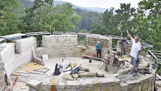 Für das Dach und die Treppe im von der Schlossberggemeinde Königsberg wieder aufgebauten Basteiturm stellt die Stadt das Bauholz kostenlos zur Verfügung. Das billigte der Stadtrat. Burgvogt Eddi Klug (rechts) zeigt die vorgesehene Dachneigung von 50 Grad an.